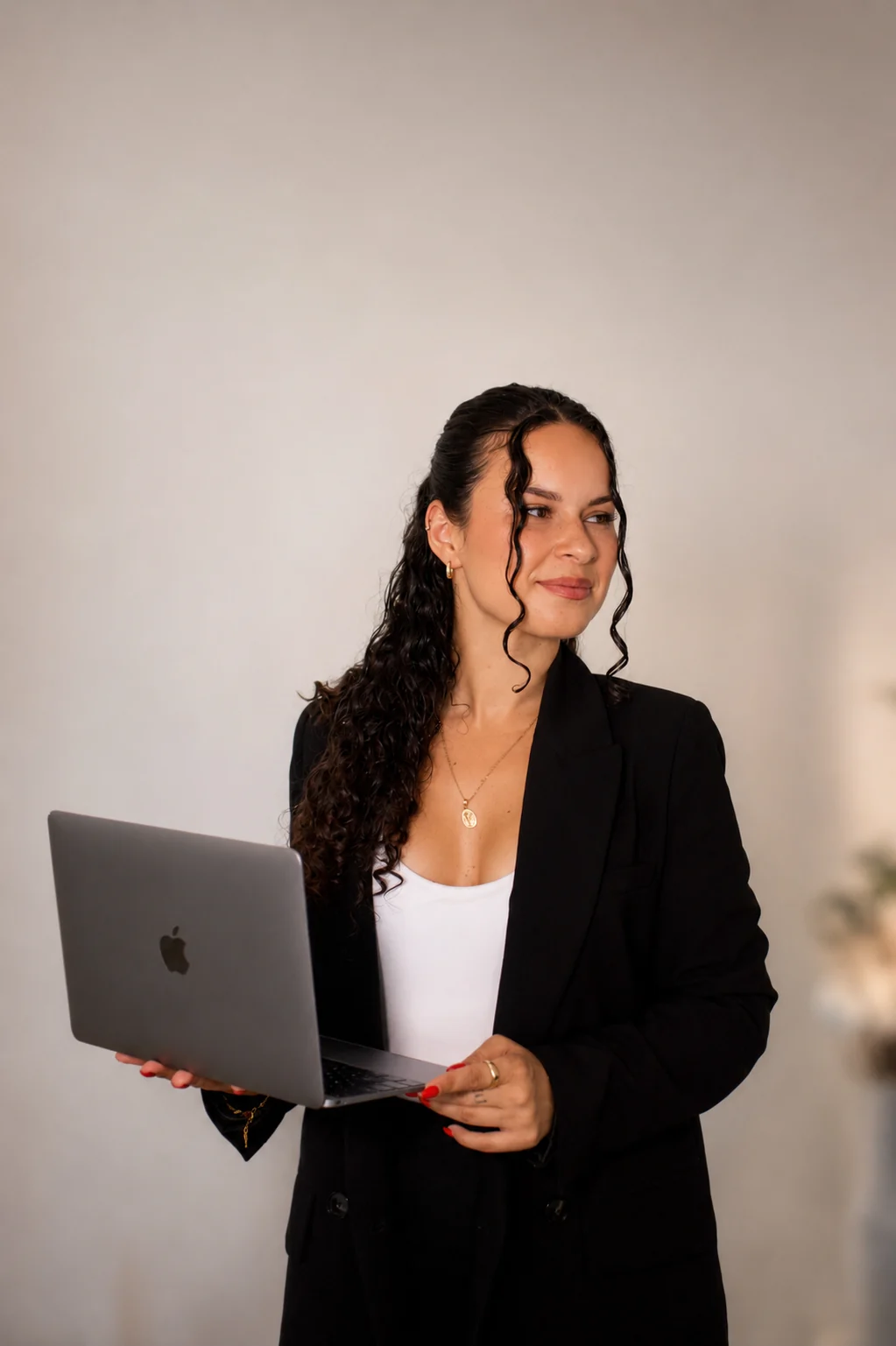 Mari mit schwarzem Blazer und MacBook